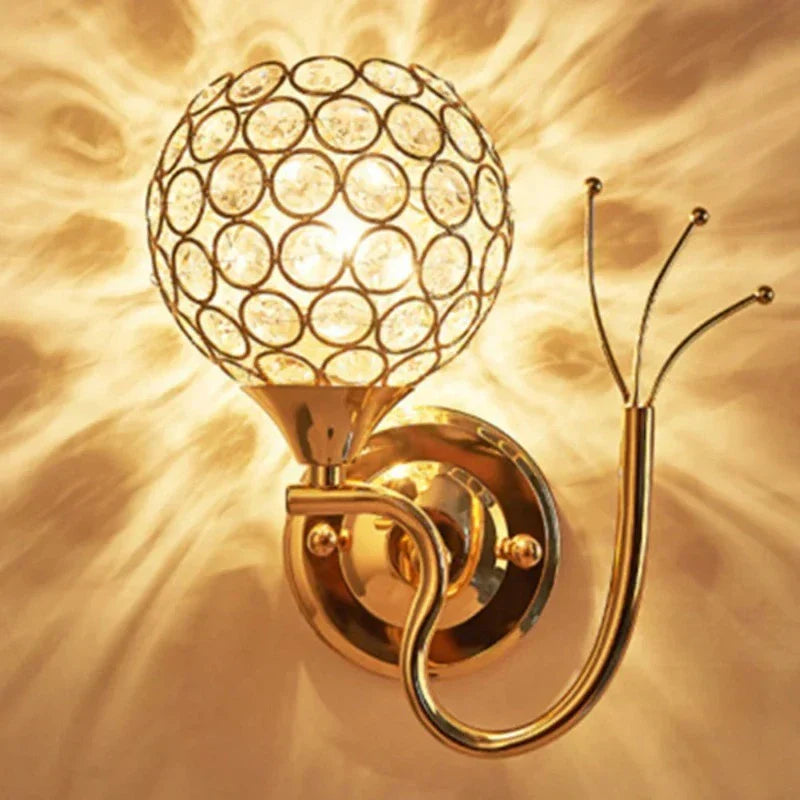 Elegant LED-vägglampa med kristallreflektioner