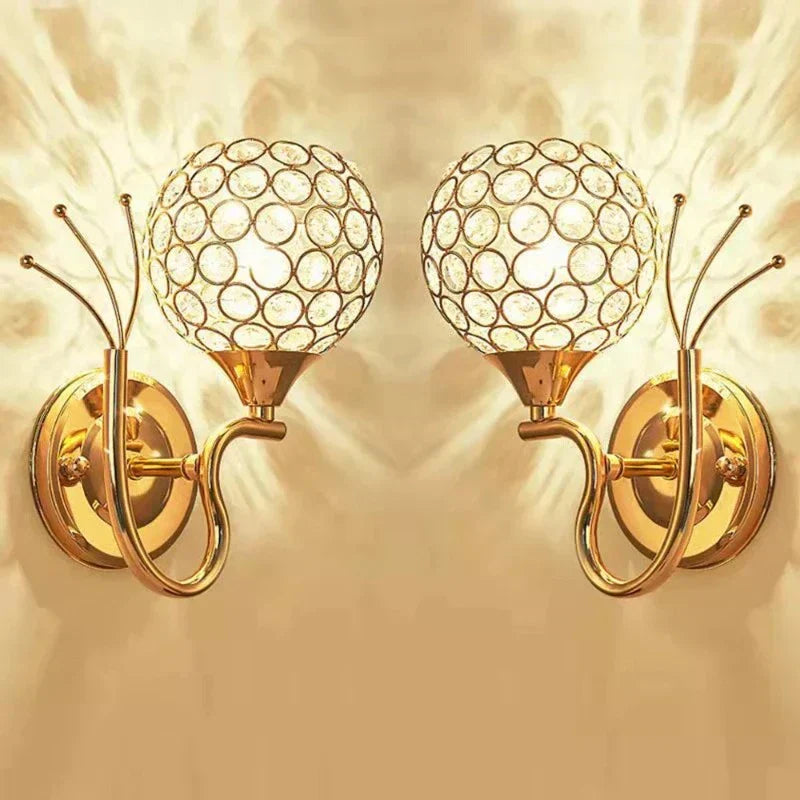 Elegant LED-vägglampa med kristallreflektioner