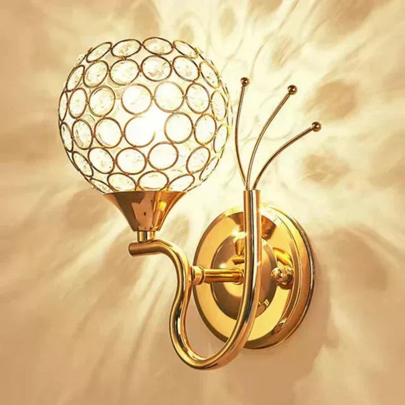Elegant LED-vägglampa med kristallreflektioner