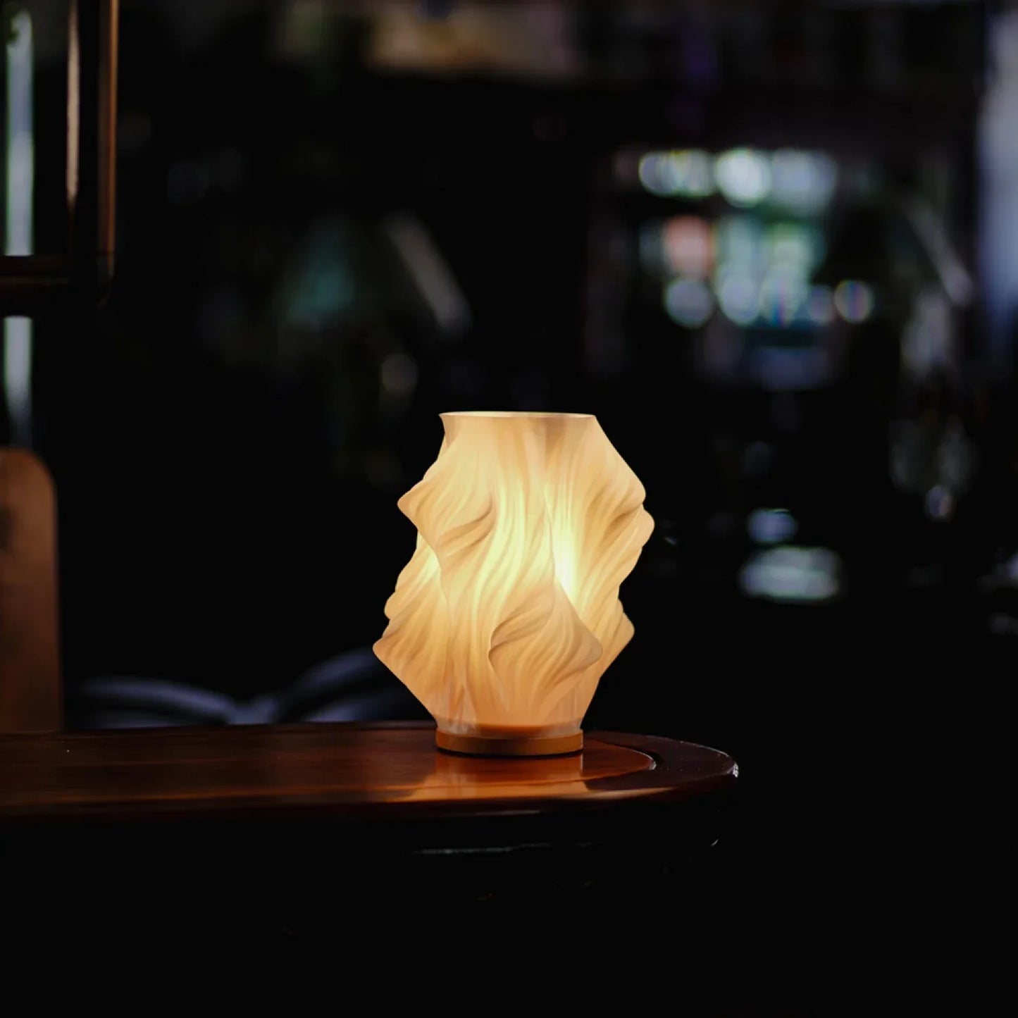 Skulpturel LED Bordlampe med Justerbar Lysstyrke & USB