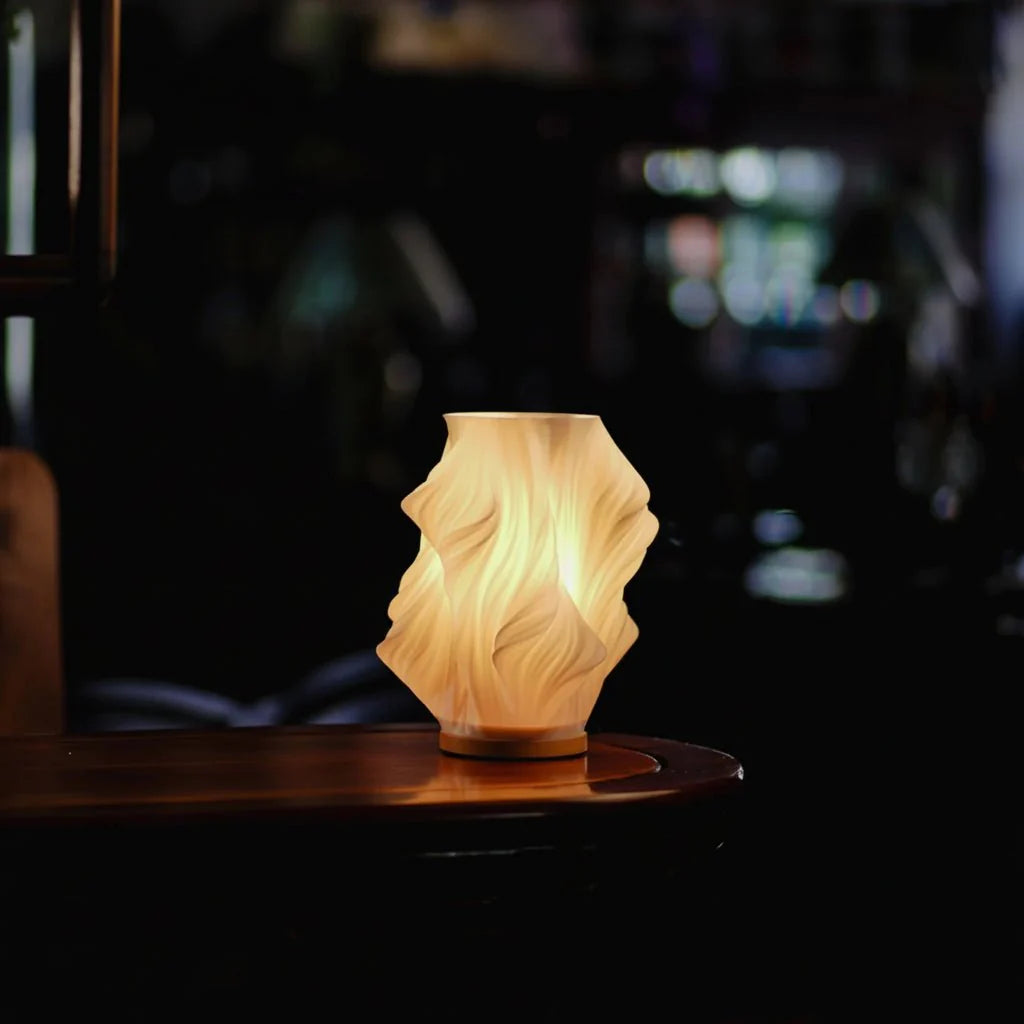 USB-drevet bordlampe med skulpturel skærm og dæmpbart lys