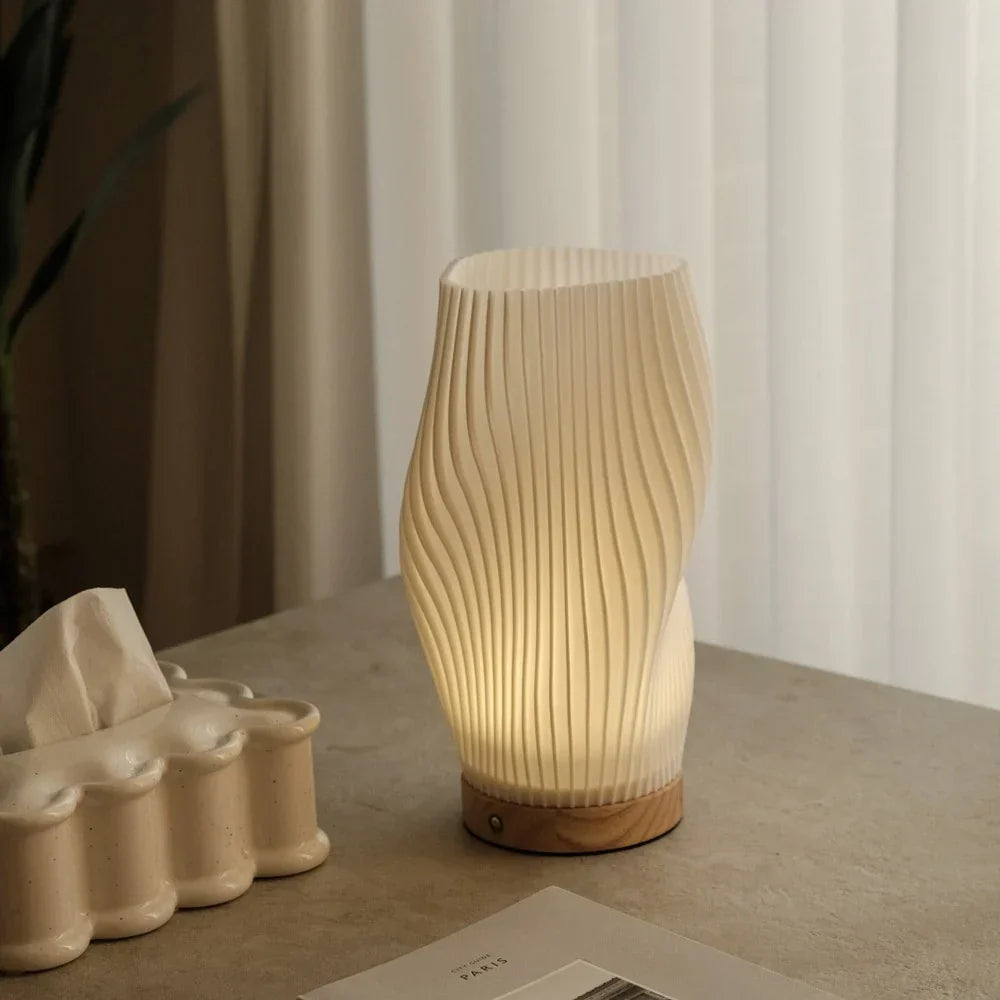 Skulpturel LED Bordlampe med Justerbar Lysstyrke & USB