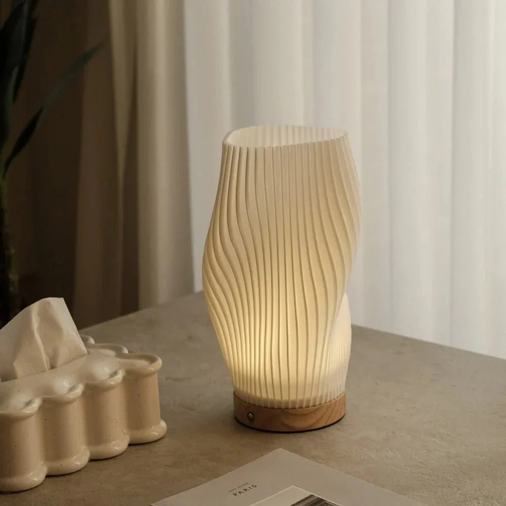 USB-drevet bordlampe med skulpturel skærm og dæmpbart lys