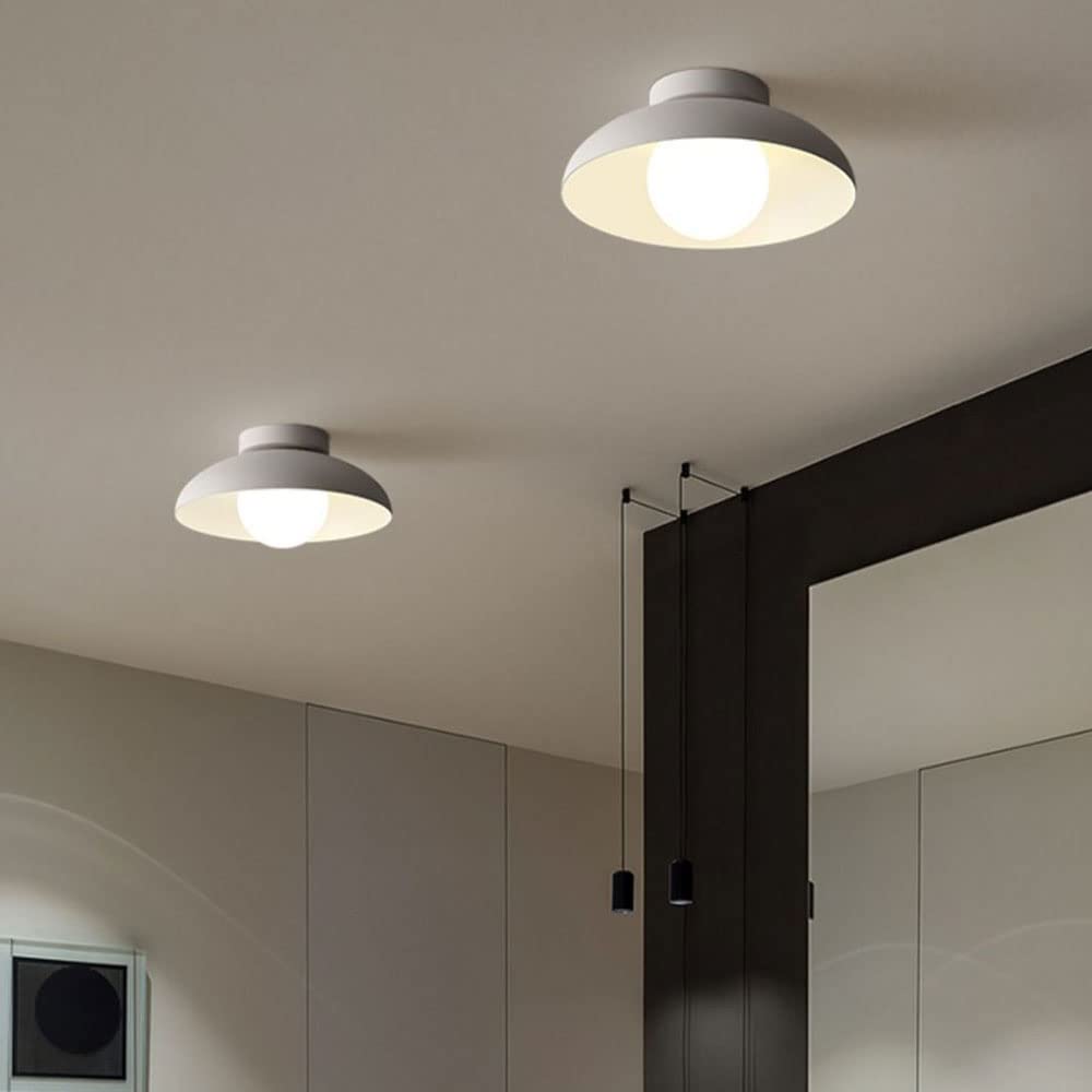 Moderne loftlampe med hvid kuppel til stilfuld belysning