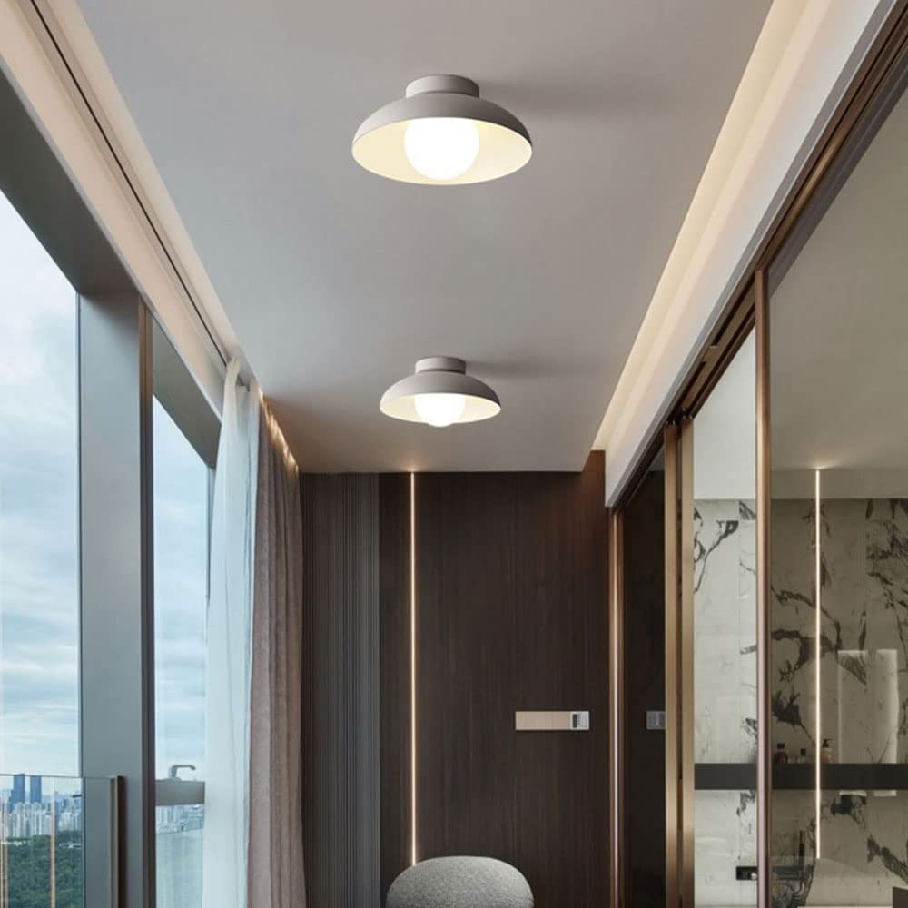 Moderne loftlampe med hvid kuppel til stilfuld belysning