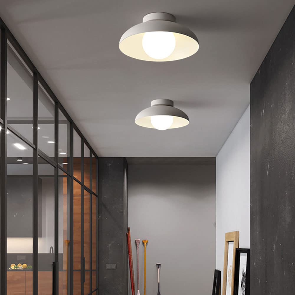 Moderne loftlampe med hvid kuppel til stilfuld belysning