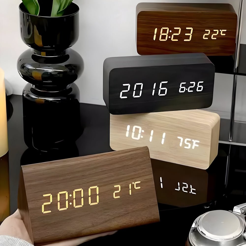 Trä Digital Väckarklocka med Justerbar LED-Skärm – Snygg Design