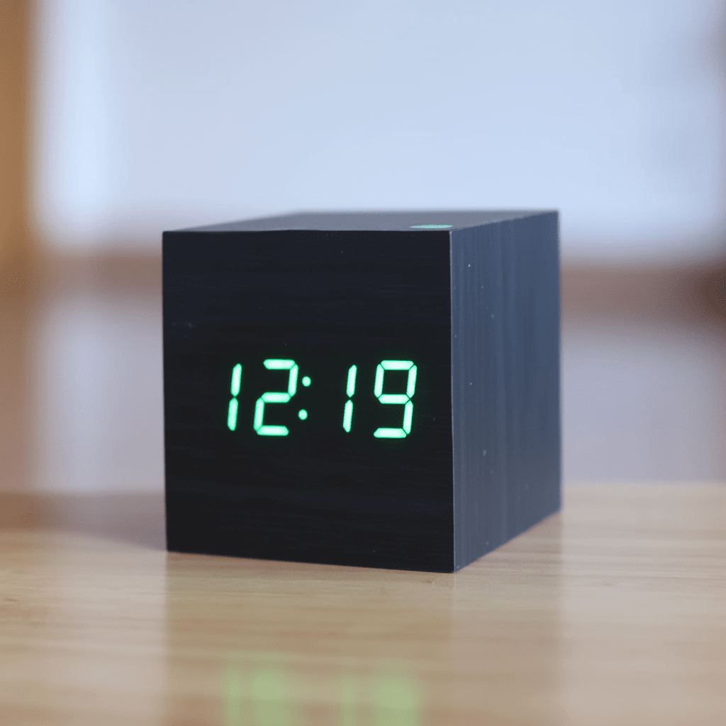 Digital Träklocka med LED – Snygg och Energibesparande Design
