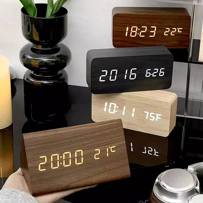 Digital Træ Vækkeur med LED Display og Temperaturmåling