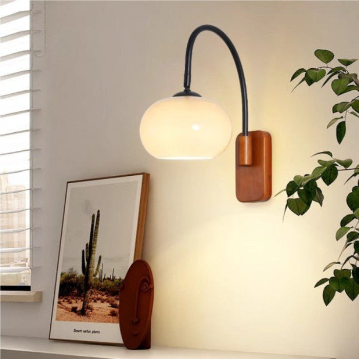 Vridbar Vägglampa i Bauhaus Stil med Bärnstensfärgat Glas