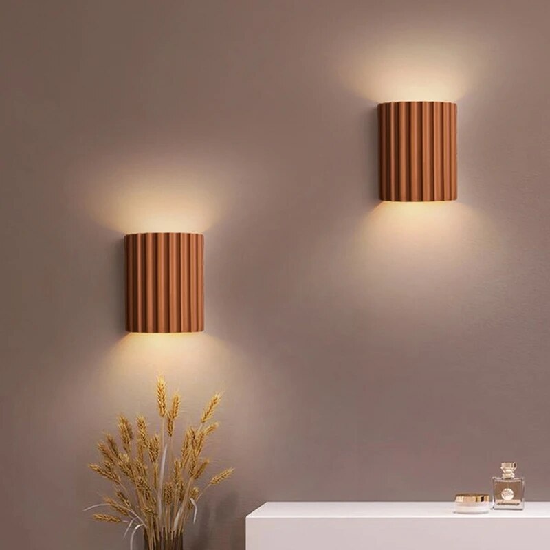 Elegant LED-vägglampa i konstnärlig hartsdesign