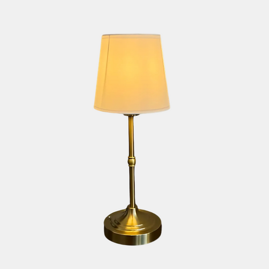 Modern vit bordslampa i metall – Skapa mysfaktor i ditt hem