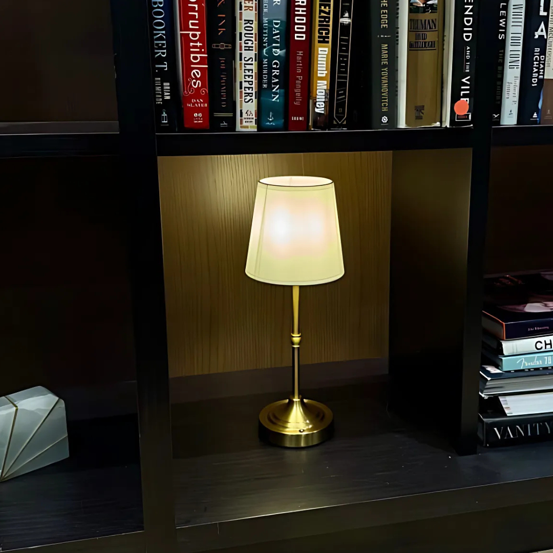 Modern vit bordslampa i metall – Skapa mysfaktor i ditt hem