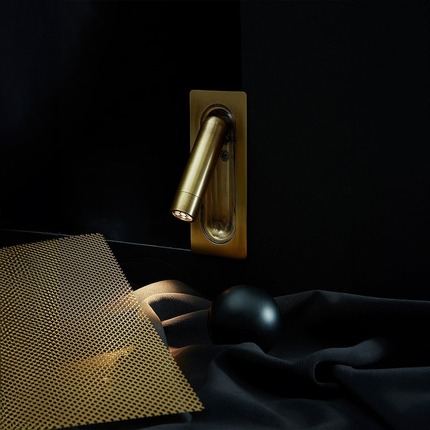 Justerbar LED-væglampe med elegant design og energibesparelse