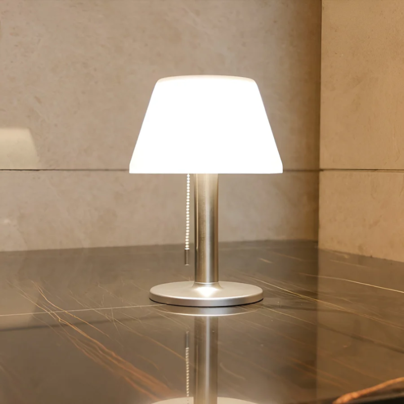 Solcelledrevet LED Bordlampe med Stilrent Design og Hyggebelysning