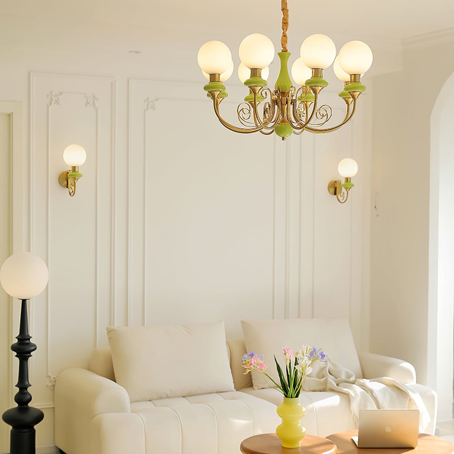 Stilren vägglampa med varmt ljus och elegant design
