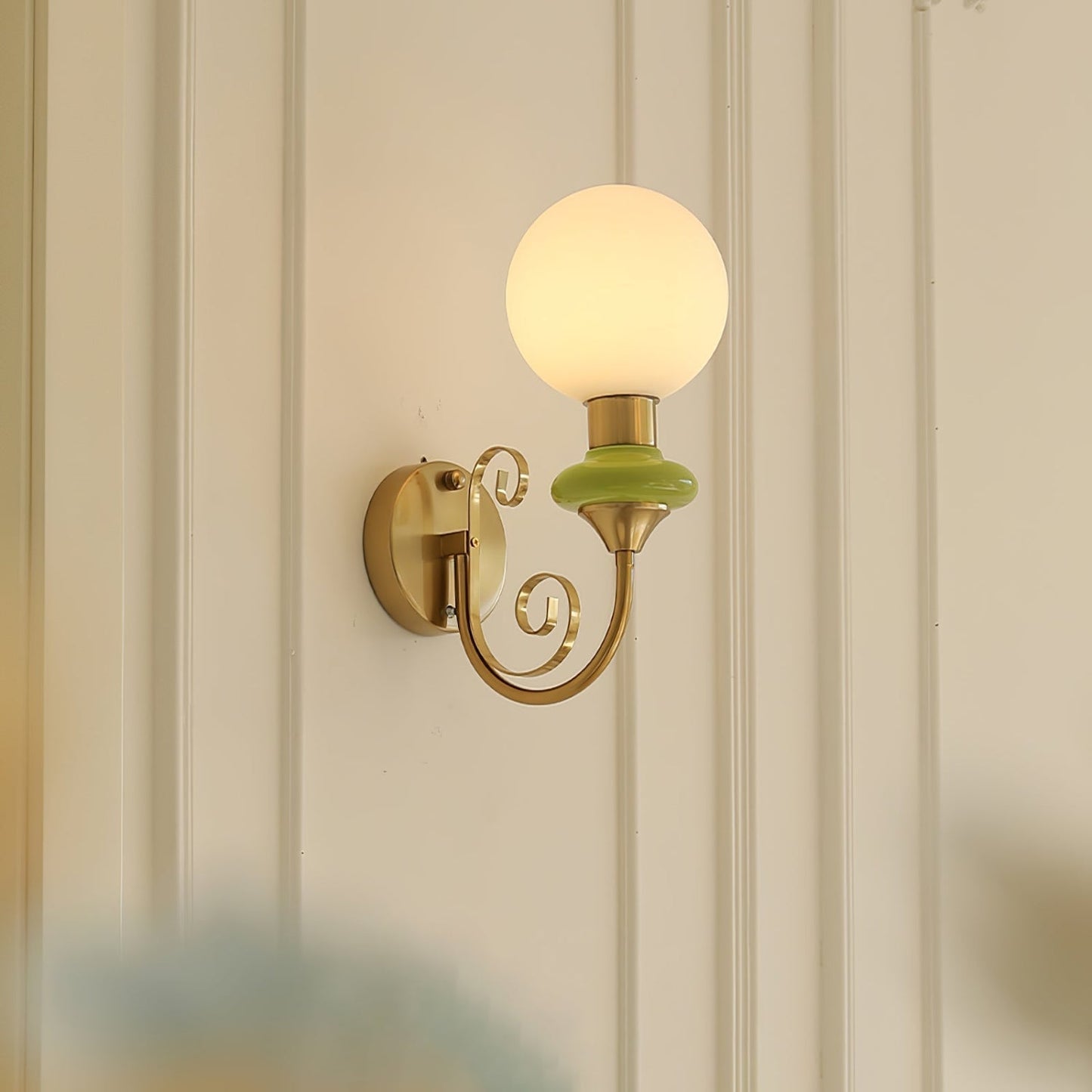 Stilren vägglampa med varmt ljus och elegant design