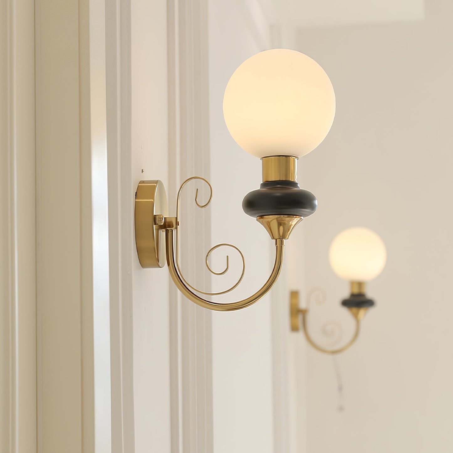 Stilren vägglampa med varmt ljus och elegant design
