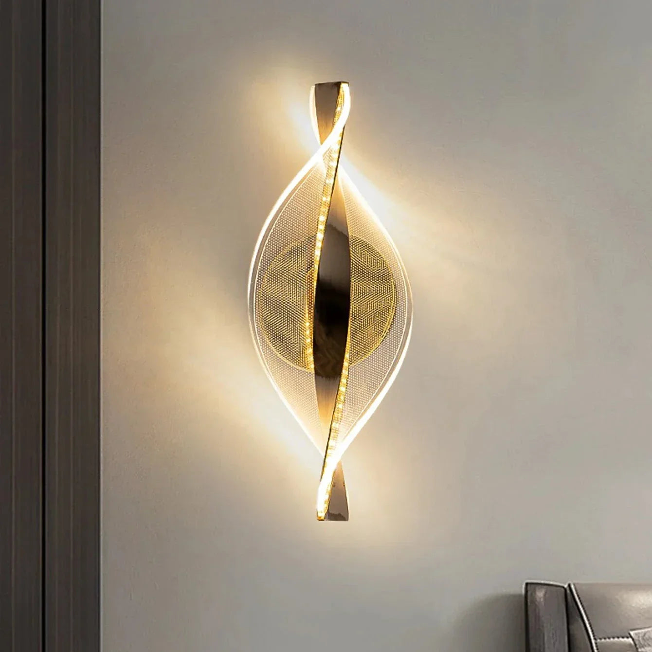 Stilfull LED-vägglampa med konstnärlig gulddesign