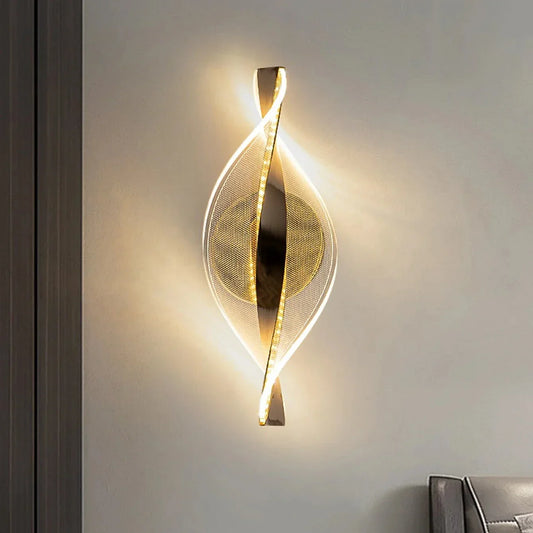 Stilfull LED-vägglampa med konstnärlig gulddesign