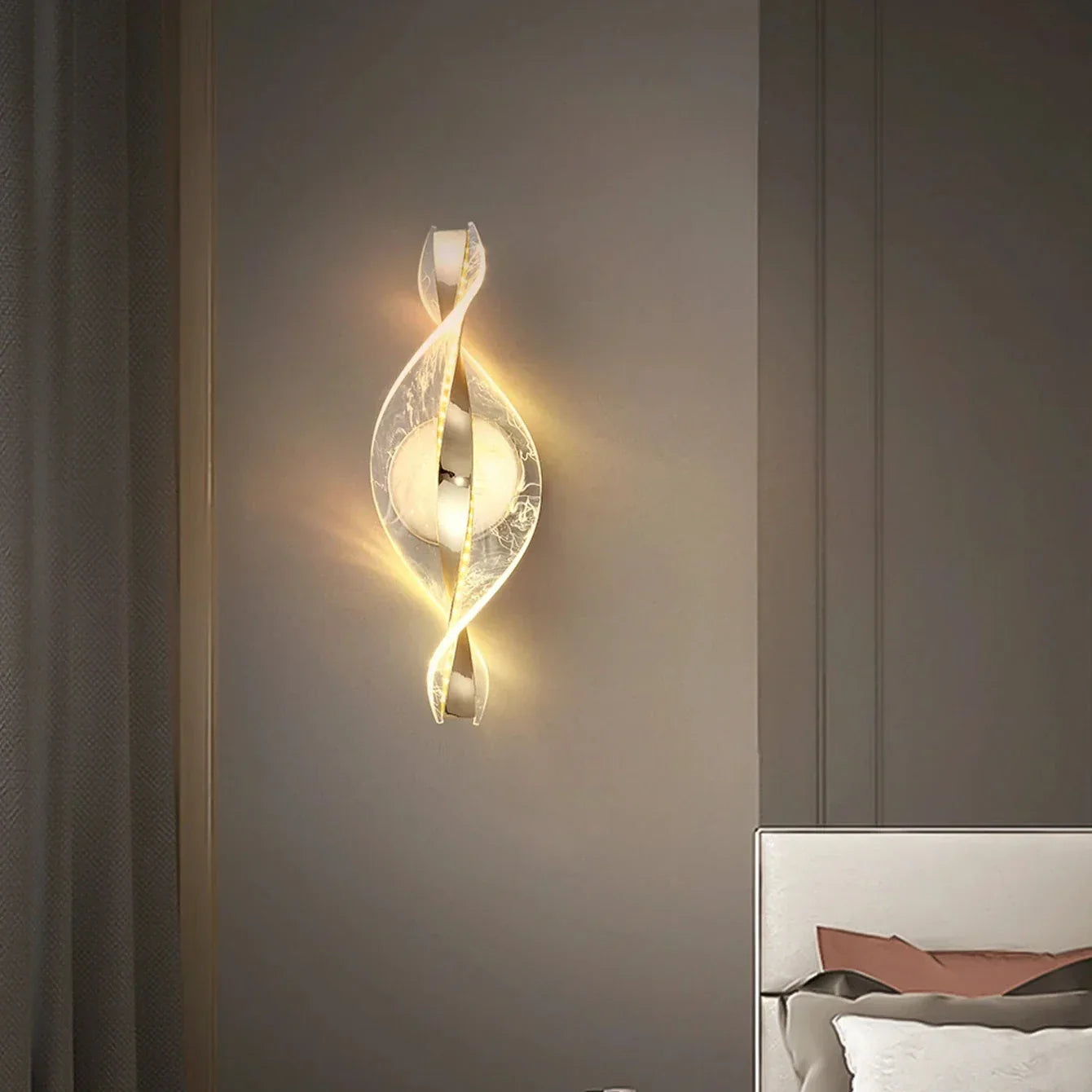 Stilfull LED-vägglampa med konstnärlig gulddesign
