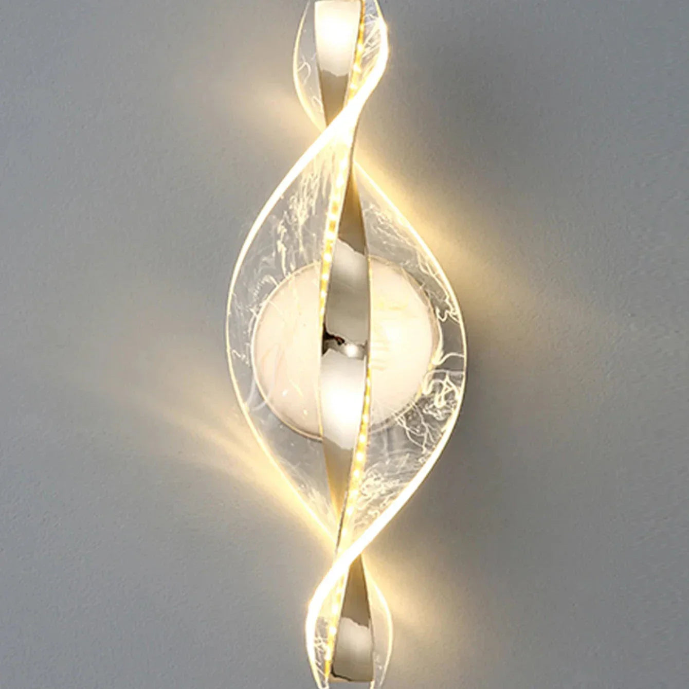 Stilfull LED-vägglampa med konstnärlig gulddesign