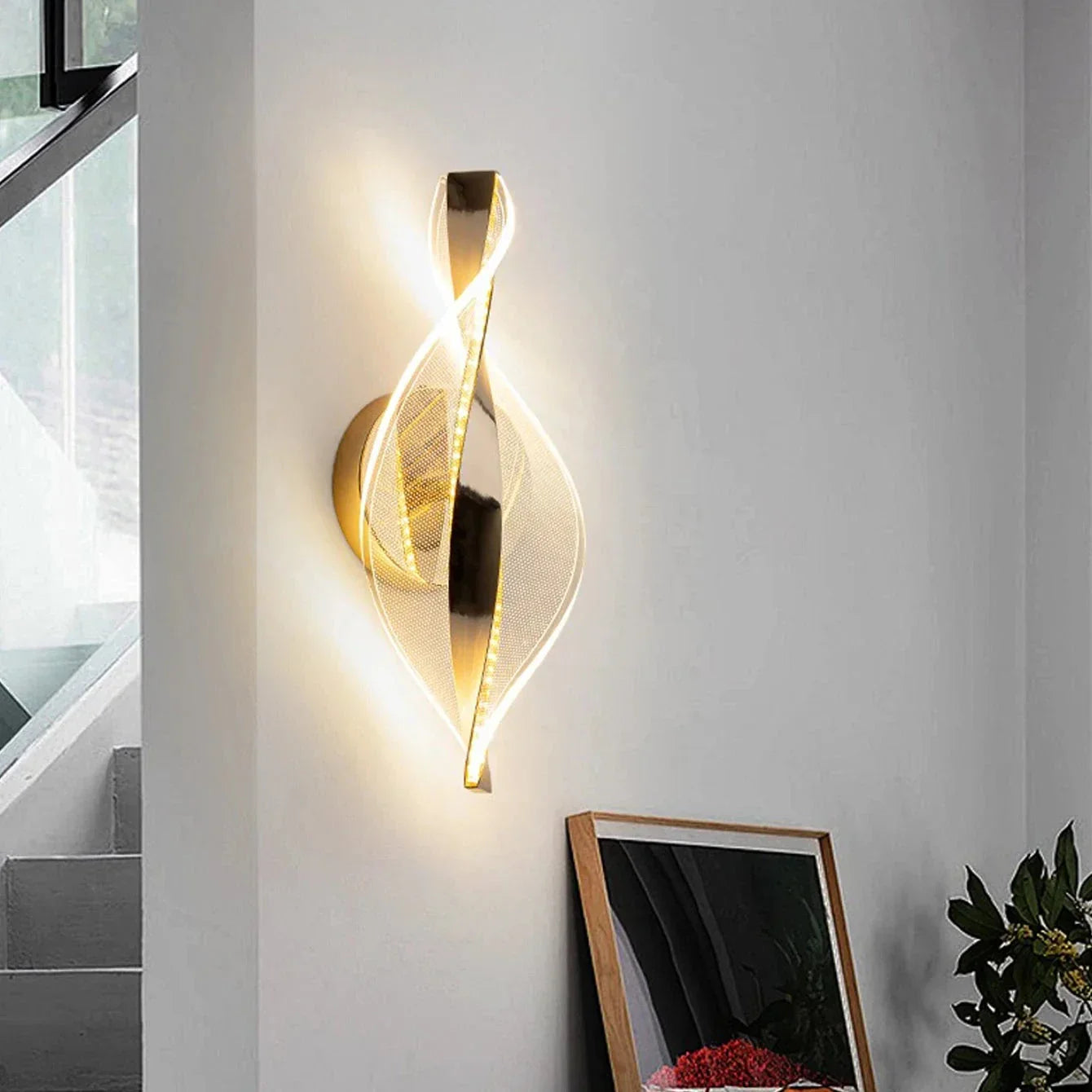 Stilfull LED-vägglampa med konstnärlig gulddesign