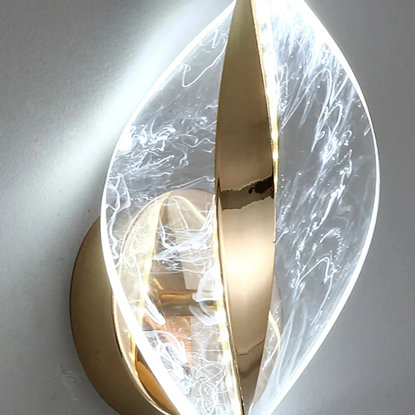 Stilfull LED-vägglampa med konstnärlig gulddesign