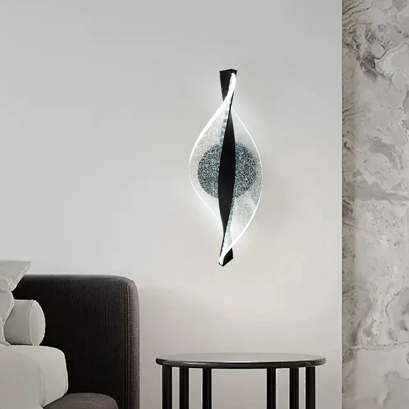 Stilfull LED-vägglampa med konstnärlig gulddesign