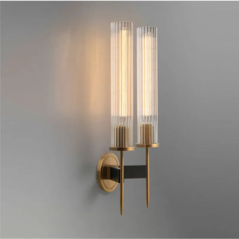 Elegant væglampe i ribbet glas med varm kobberfinish
