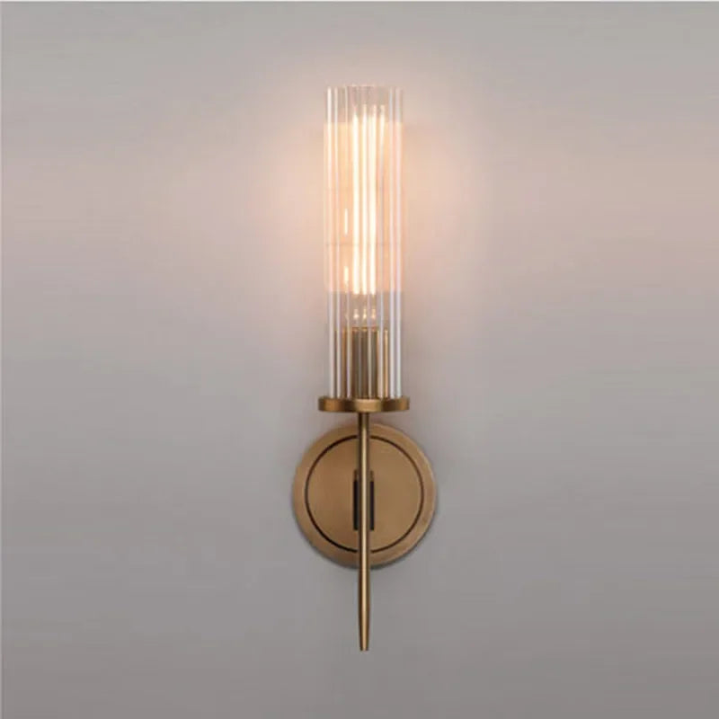 Elegant væglampe i ribbet glas med varm kobberfinish