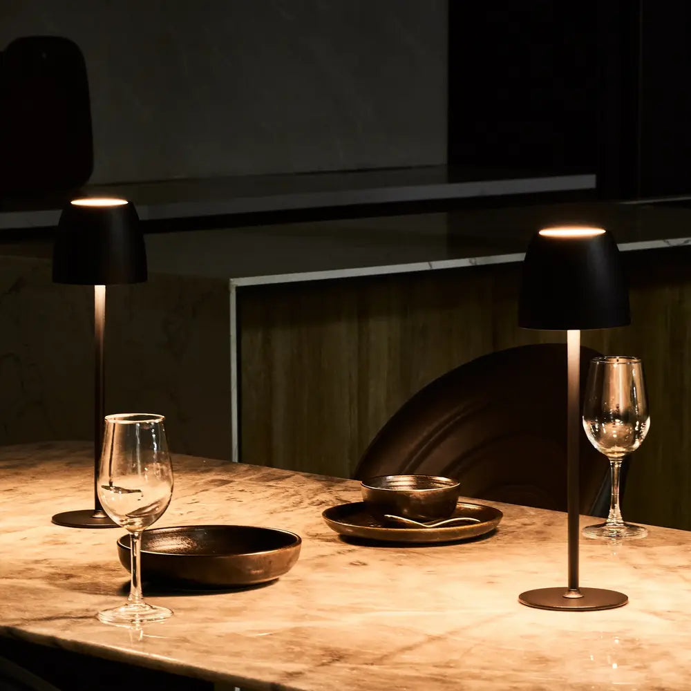 Trådlös LED-bordslampa i metall – Vattentät och justerbar