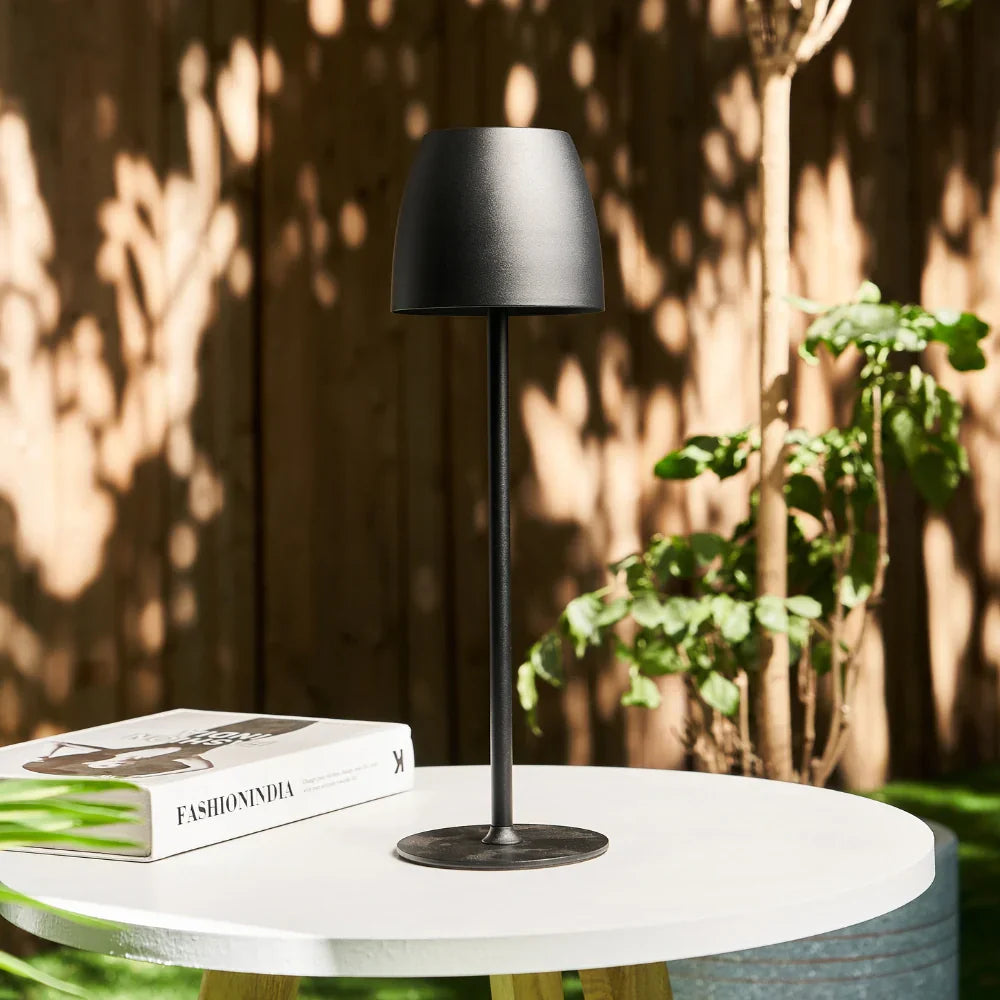 Trådlös LED-bordslampa i metall – Vattentät och justerbar
