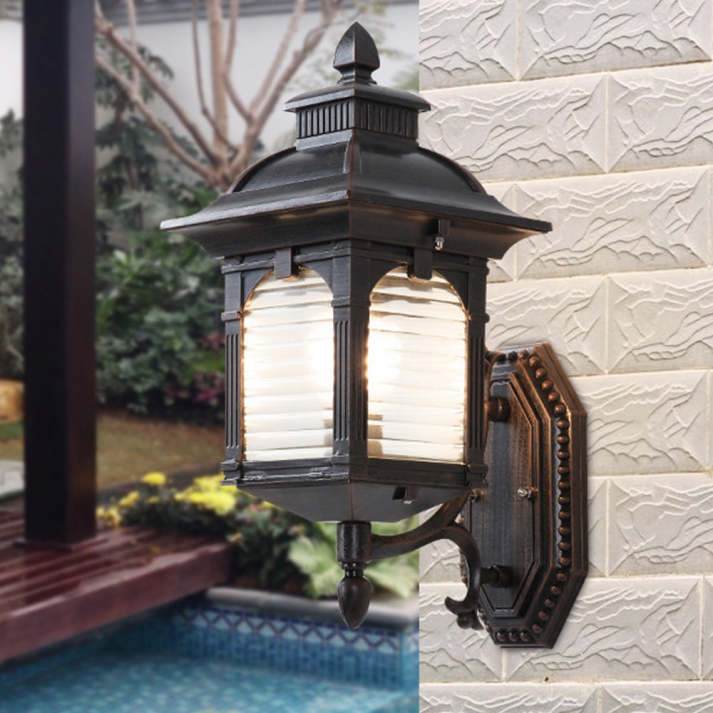 Elegant Utomhusvägglampa i Antik Stil – Tidlös Design