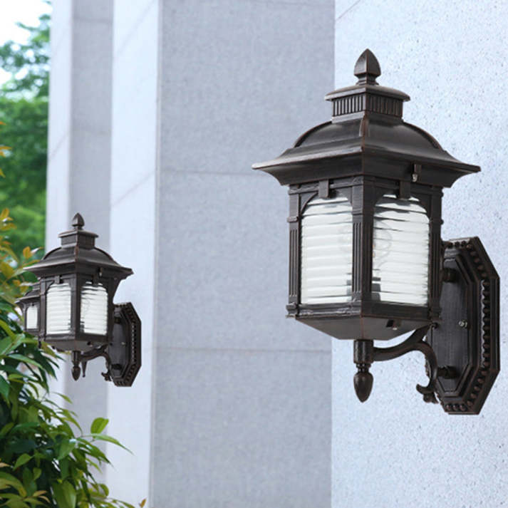 Elegant Utomhusvägglampa i Antik Stil – Tidlös Design