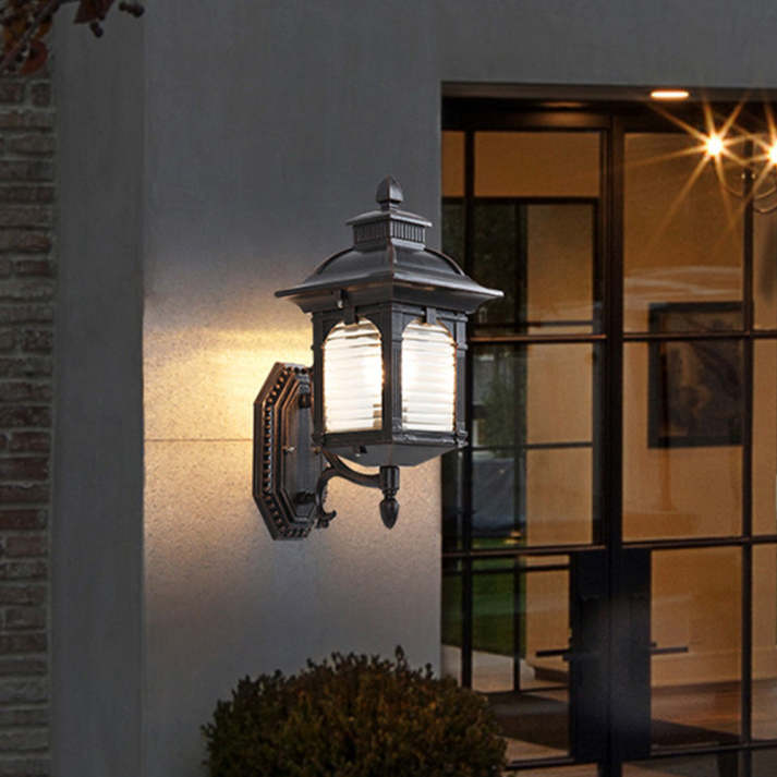 Elegant Utomhusvägglampa i Antik Stil – Tidlös Design