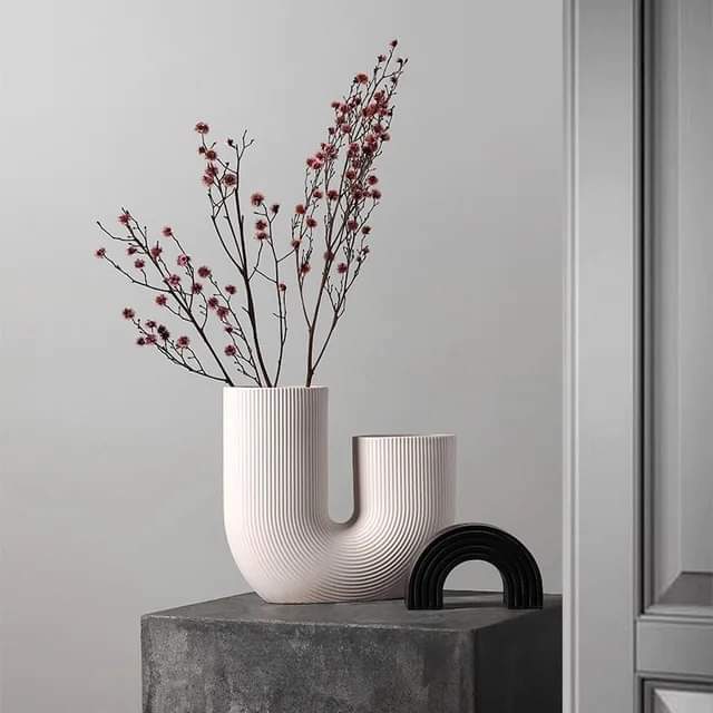 Elegant U-formad vas för modern inredning