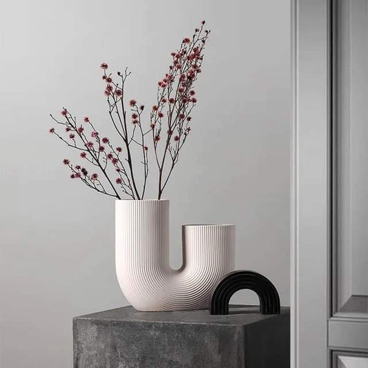 Elegant U-formad vas för modern inredning