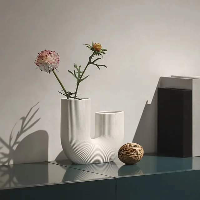 Elegant U-formad vas för modern inredning