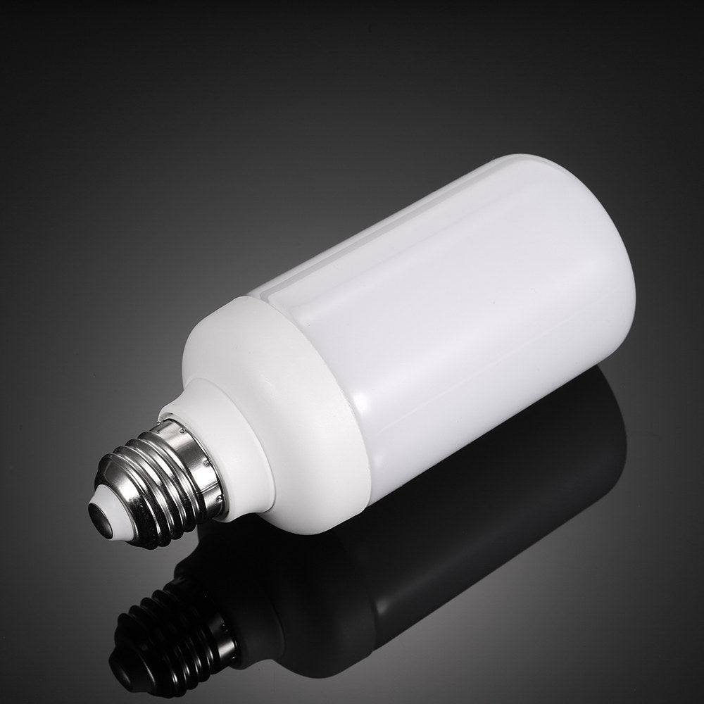 Energibesparende LED-pære med realistisk flammeeffekt