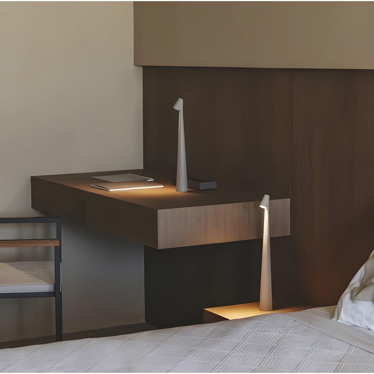 Trådløs LED Bordlampe – Stilrent Design & Fleksibel Belysning