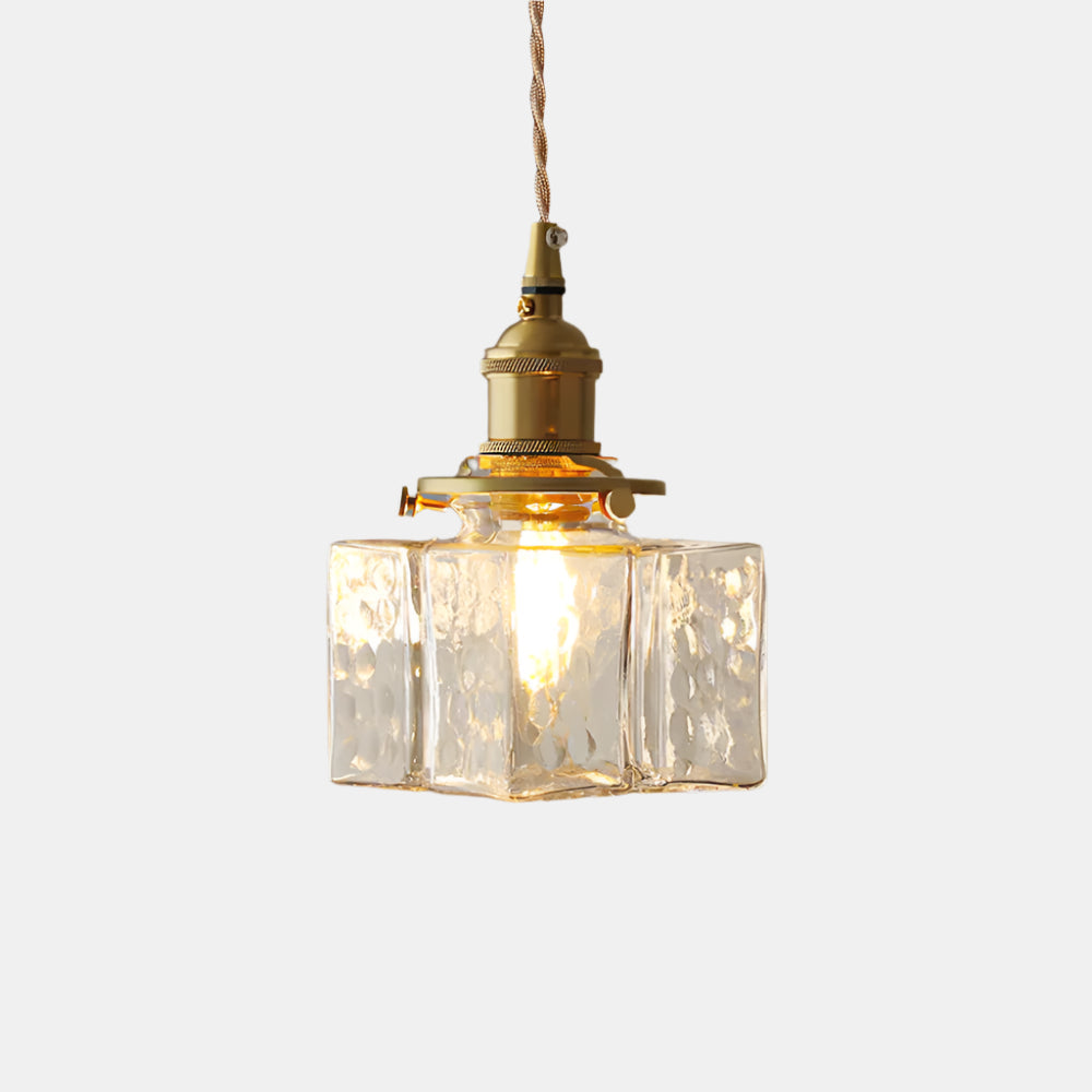 Elegant glaspendel med geometrisk design och varm belysning