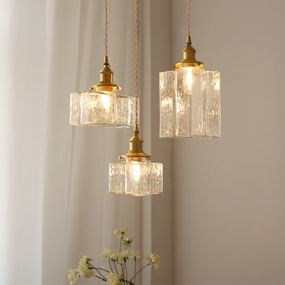 Elegant glaspendel med geometrisk design och varm belysning