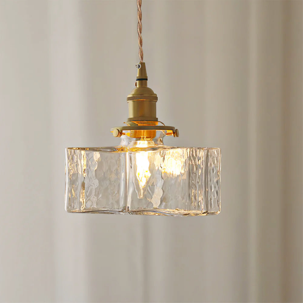 Elegant glaspendel med geometrisk design och varm belysning