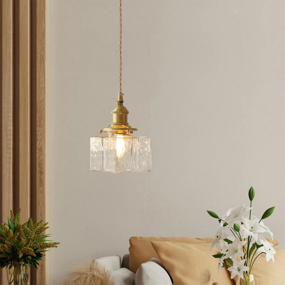 Elegant glaspendel med geometrisk design och varm belysning