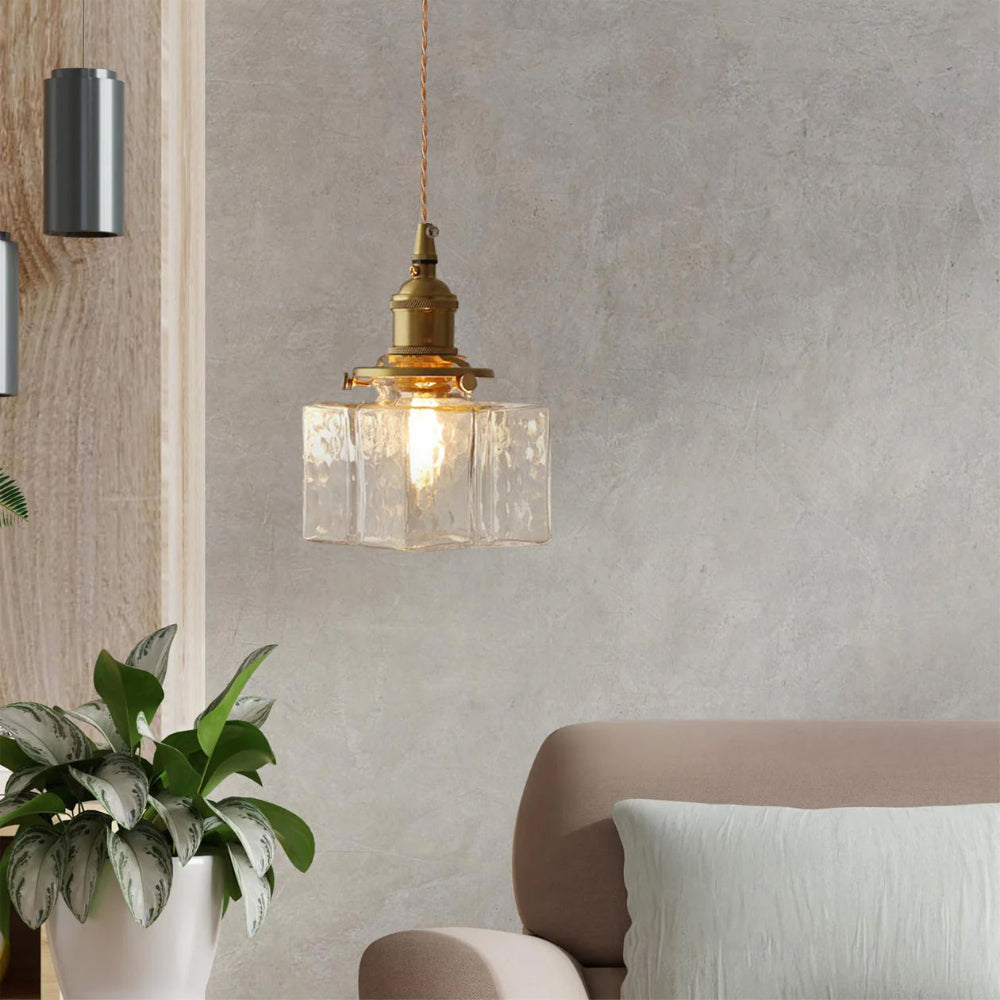 Elegant glaspendel med geometrisk design och varm belysning
