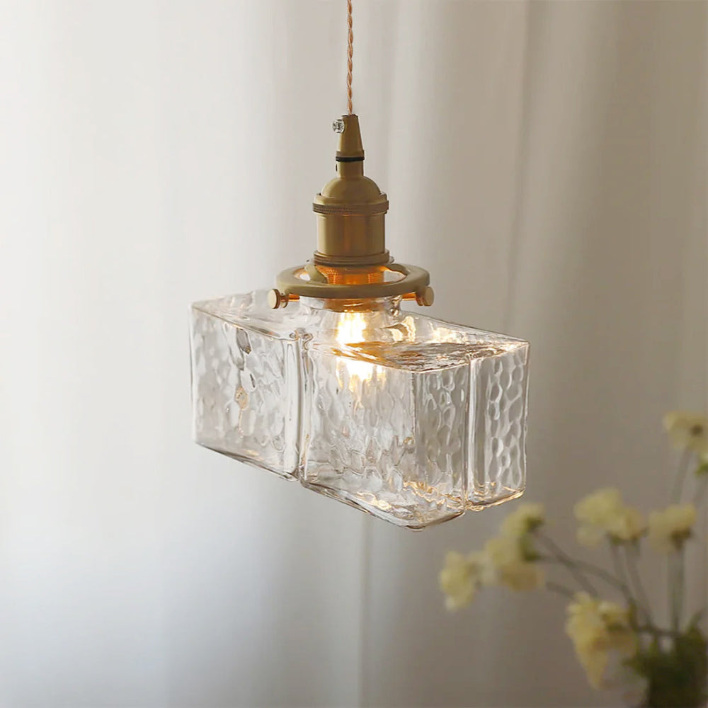 Elegant glaspendel med geometrisk design och varm belysning