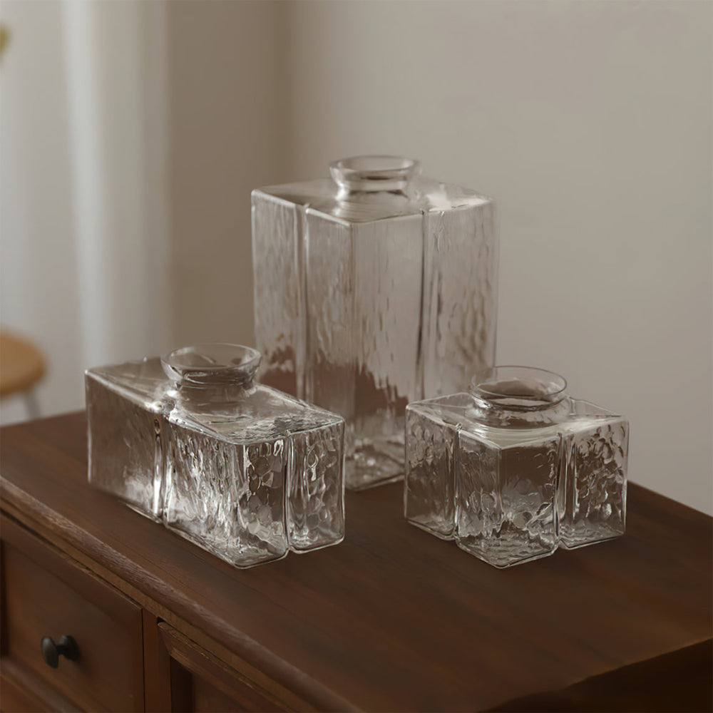 Elegant glaspendel med geometrisk design och varm belysning