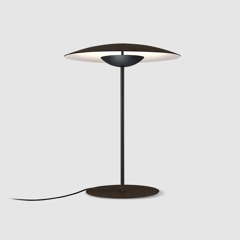 Stilfuld bordlampe med justerbar belysning
