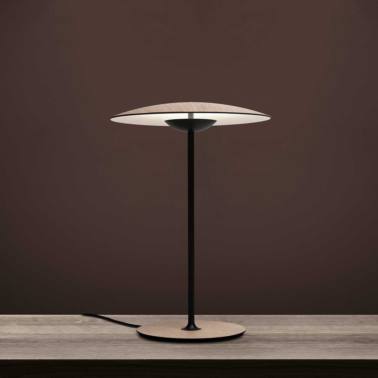 Stilfuld bordlampe med justerbar belysning